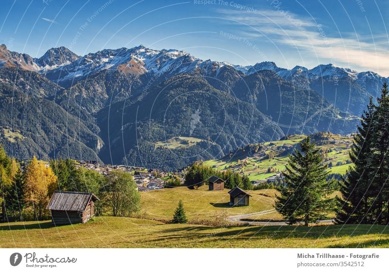 Alpenlandschaft Österreich Serfauss Fiss Ladis Berge Gebirge Täler Hütten Wiesen Felder Bäume Landschaft Natur Himmel Wolken Sonne Sonnenschein Wege Strassen