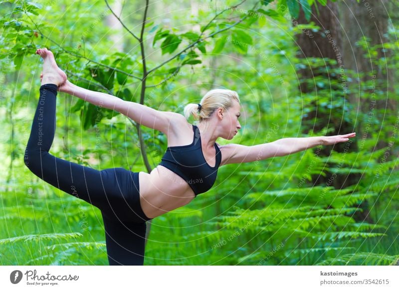 Frau, die Yoga in der Natur praktiziert. im Freien Park Harmonie Gleichgewicht Pose Erholung Gesundheit Übung Mädchen Lifestyle jung Person Meditation Körper