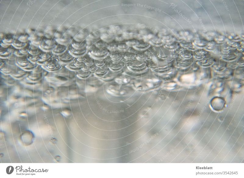 Glasklare Luftblasen - Sprudelblasen in klarer Flüssigkeit unter Unschärfe Wasser nass Blubberblasen Bewegung farblos frisch Makroaufnahme Detailaufnahme