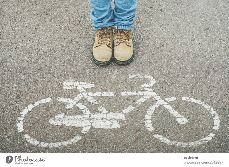 Kind neben dem Fahrradsymbol auf der Straße urban Zyklus Radfahrer Reiter Biker Schuh Menschen Hobby Ermahnung Gesundheit Fahrradfahren Spaziergang Straßenbelag
