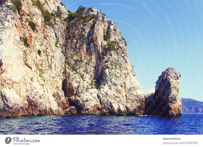 Felsen aus dem Meer bei Kap Palinuro Himmel MEER blau palinuro von See aus Campania cilento Klippe Küste Küstenlinie Italien Europa Landschaft mediterran Natur