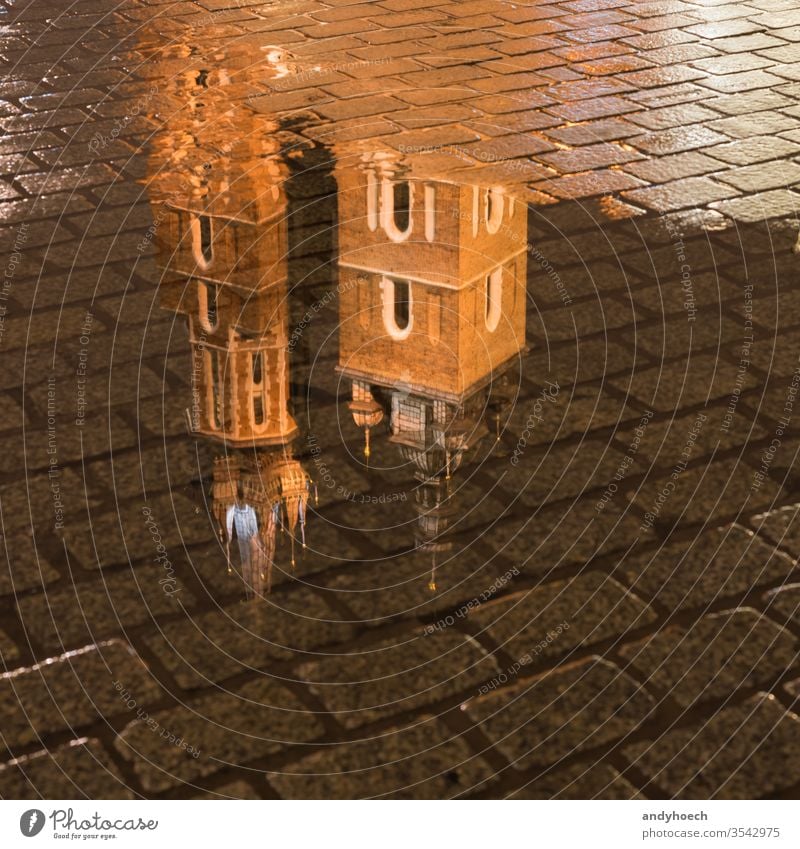 Das Spiegelbild der Marienbasilika in Krakau Architektur Basilika Gebäude Kathedrale katholisch Kirche Großstadt Stadtbild Kopfsteinpflaster Kultur Europa
