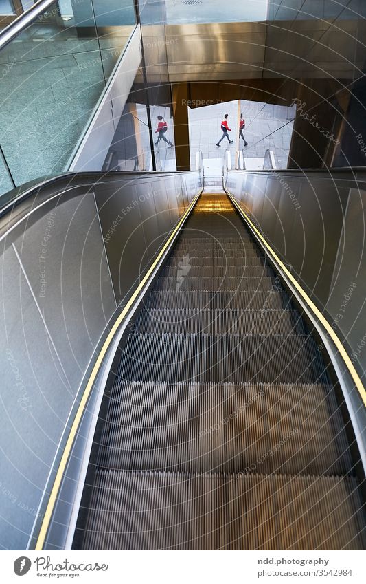 einsame Rolltreppe mit einem gespiegelten Menschen einzelner Mensch Ausweg Einsamkeit Zerissenheit Depression Depressionen zerissen gespaltene Persönlichkeiten