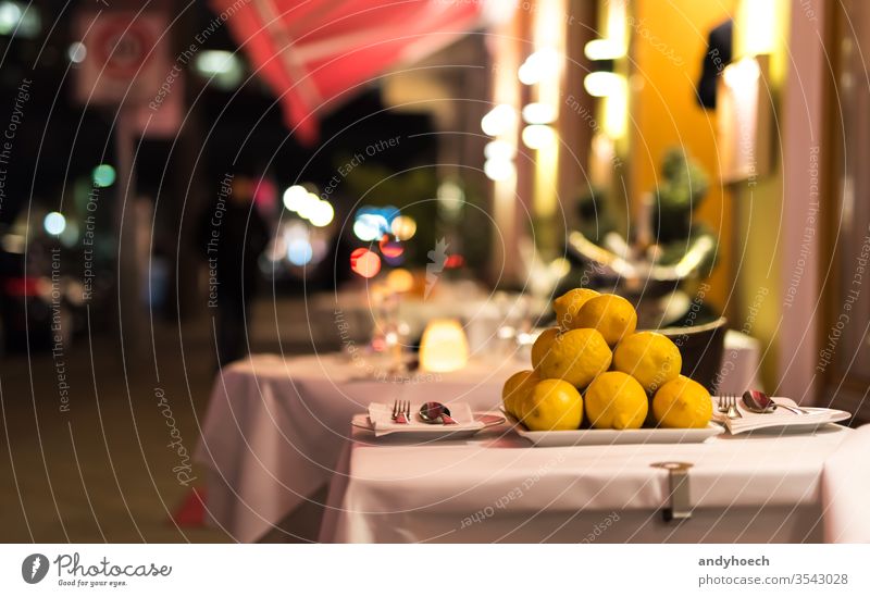 Ein Tisch draußen im Restaurant am Abend gegen Ambiente Berlin Café Feier Zitronensäure Großstadt bedeckt Dekoration & Verzierung Design speisend Abendessen