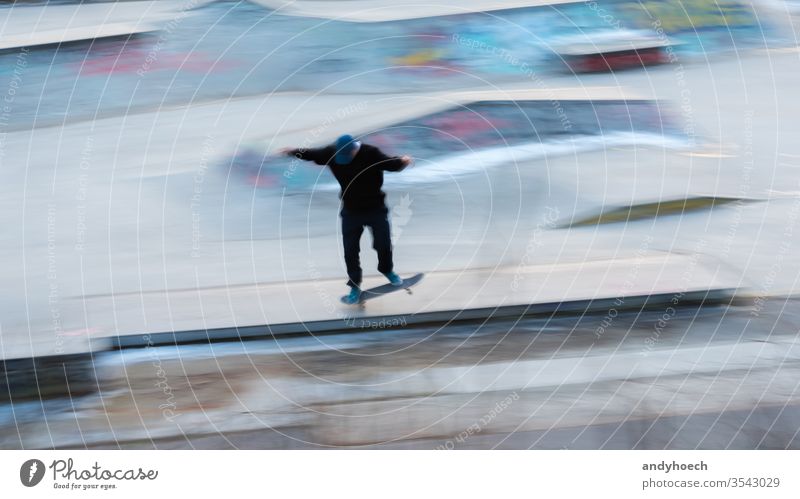 Ein Eiskunstläufer in Bewegung bei einem Stunt Aktion aktiv Aktivität Kunst fantastisch Gleichgewicht Berlin Unschärfe-Effekt verschwommen Holzplatte Großstadt