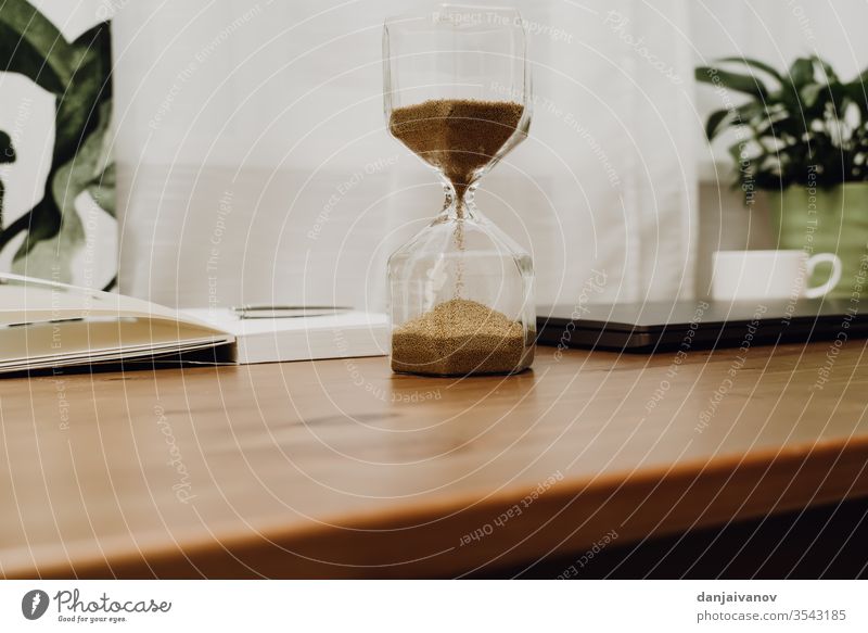 Sanduhr auf einem Holztisch Zeit Glas Uhr Zeitschaltuhr Stunde vereinzelt weiß Antiquität Countdown Objekt zuschauen Minute vergangen Instrument retro Frist