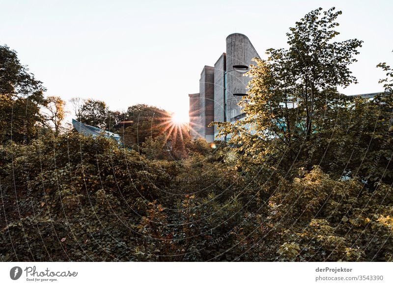 Instagram-Architekurfotografie in Berlin Zentralperspektive Spiegelbild mehrfarbig Außenaufnahme Morgendämmerung Totale Sonnenlicht Licht Textfreiraum rechts