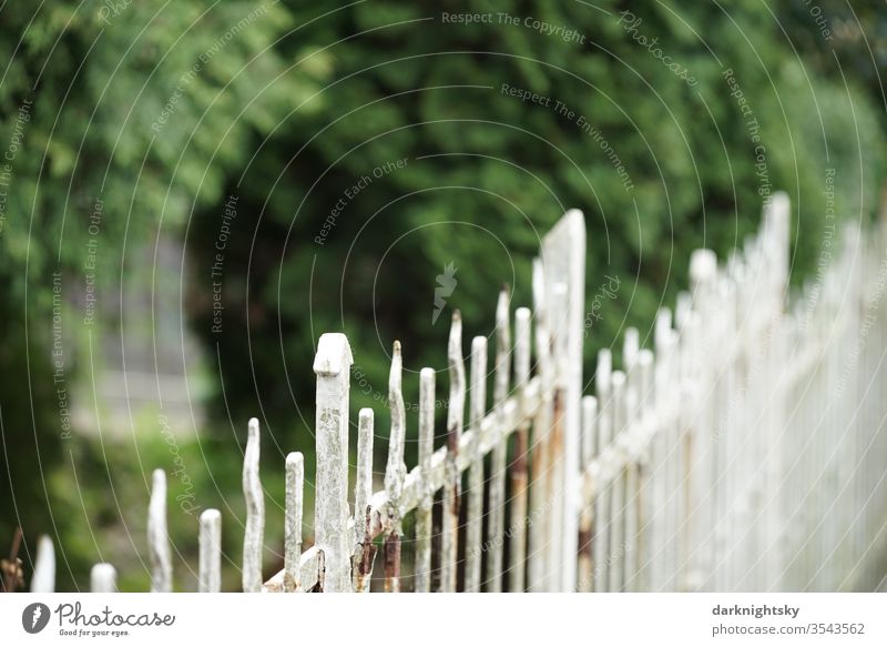Garten mit weißem Zaun aus Metall und mit rostigen Stellen zur Einfriedung und zur Sicherheit. wohnen Einbruch einbruchschutz Nachbarrecht Maschendrahtzaun
