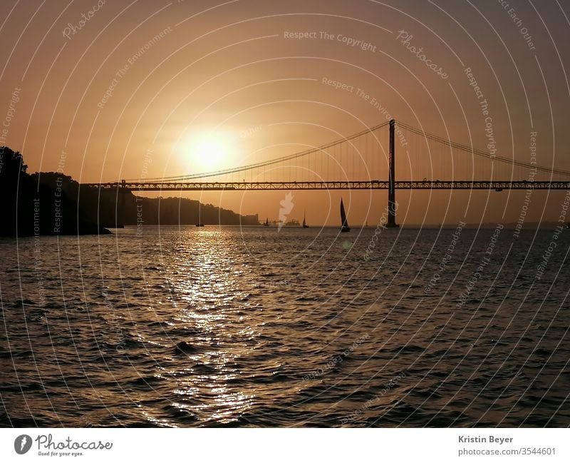 Sonnenuntergang mit Wasser und Brücke Außenaufnahme Farbfoto Tejo Himmel Landschaft Sonnenstrahlen Reflexion & Spiegelung Dämmerung Abend Tejo-Brücke Flussufer