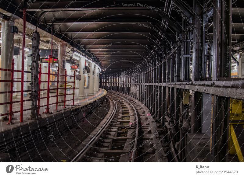 U Bahn Tunnel in New York. bahn tunnel station u-bahn zug eisenbahn verkehr reisen underground stadt transport schiene ubahn gleis manhattan amerika