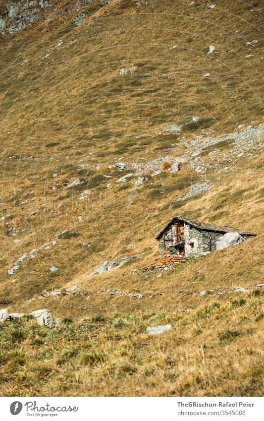 Hütte am Hang Wiese Steinhütte Gebirge Alpen Oberengadin höhenweg Wanderung hang Steine