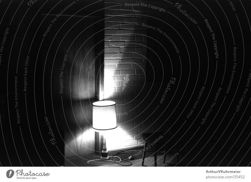 erleuchtetes Zimmer Licht Lampenschirm Wand Raum geheimnisvoll unheimlich Nacht Mauer Häusliches Leben Schwarzweißfoto Schatten