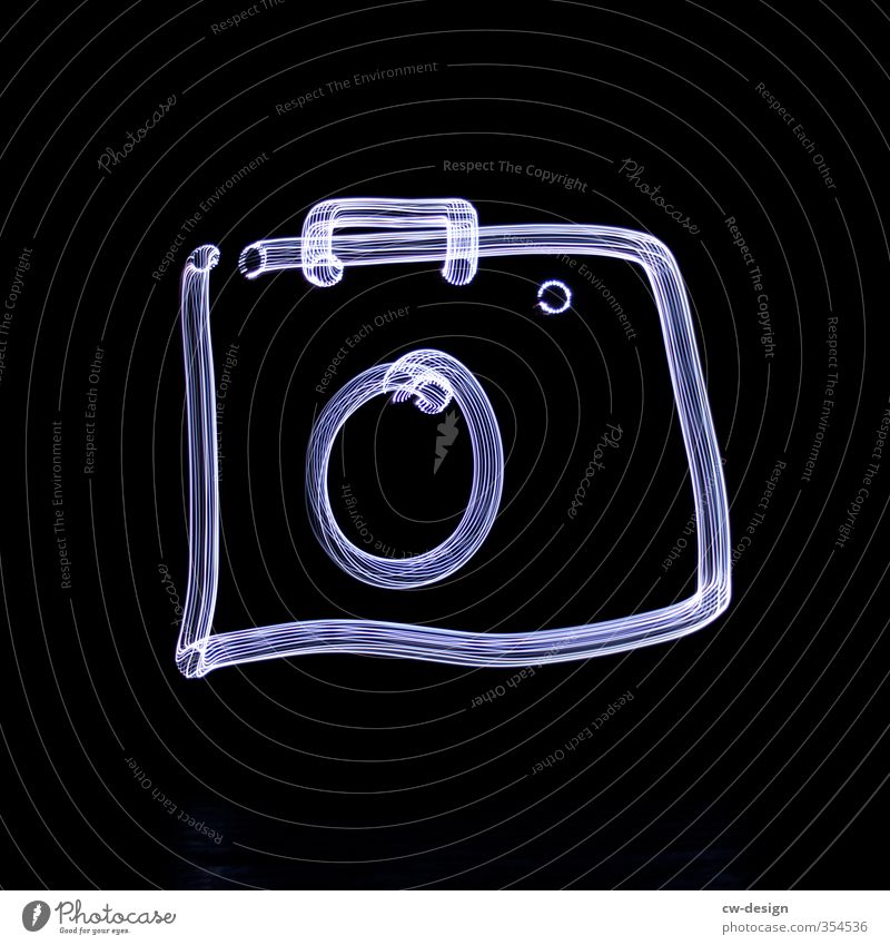 Malen mit elektromagnetischer Strahlung - Farbfoto Fotokamera Zeichen zeichnen dunkel schwarz weiß Lichtmalerei Schwarzweißfoto Außenaufnahme Menschenleer Nacht