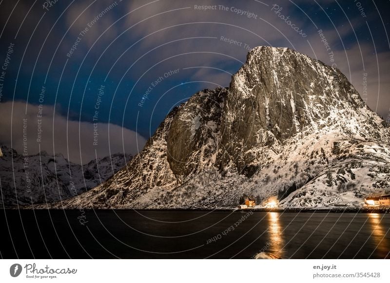 Mit Schnee bedeckter Berg zur blauen Stunde Nacht Winter Fjord Reine Reinefjorden Hamnøy Sternenhimmel Wolken Langzeitbelichtung Ferien & Urlaub & Reisen
