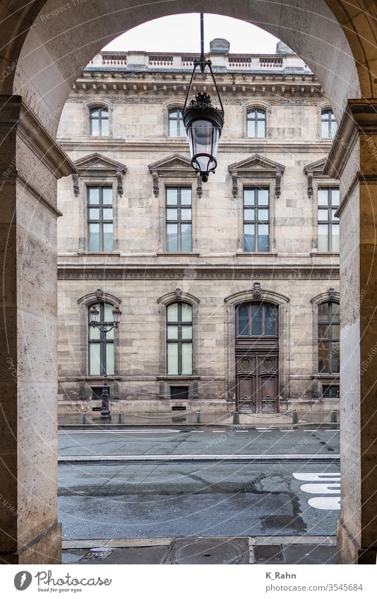 Beim überqueren der Straße. tür eingang gebäude wölben gothic mittelalterliches schloss europa tor früher geschichte stadt reisen historisch paris architektur