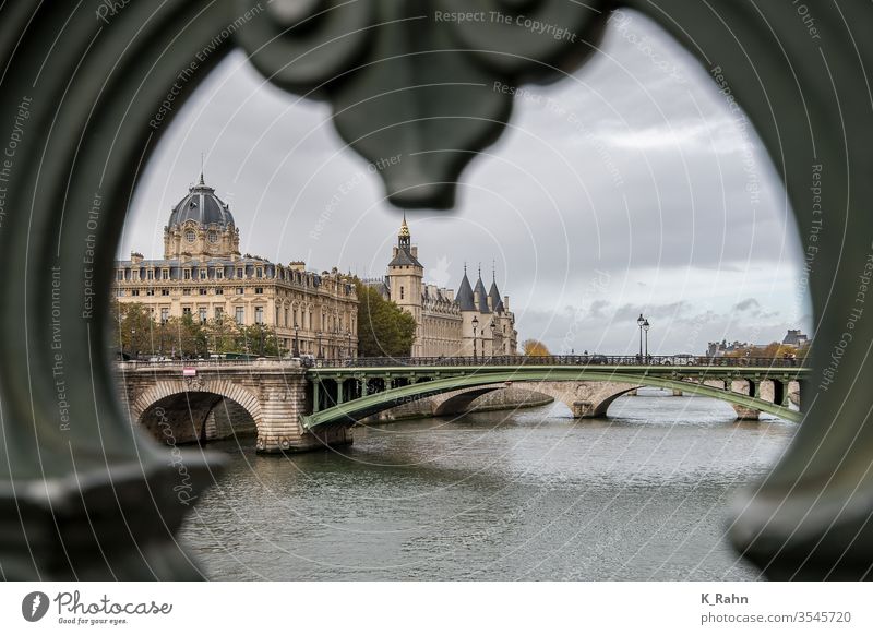 Die Pariser Conciergerie paris handel panorama seine brücke notre dame insel hintergrund wasser silhouette schloss frankreich französisch architektur paläste