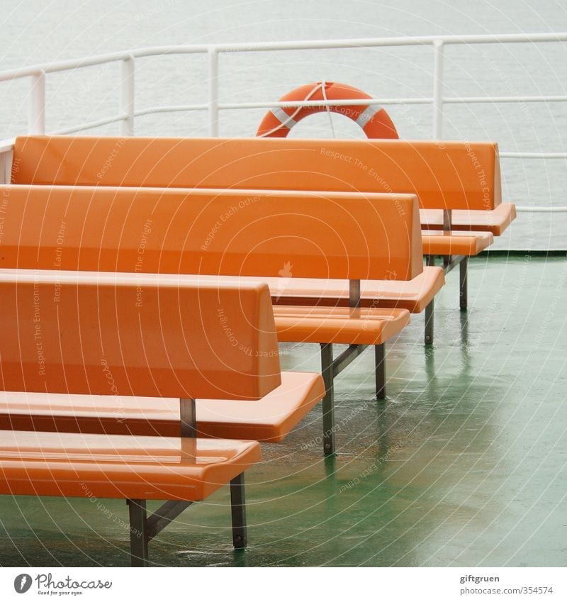 freie platzwahl Verkehr Schifffahrt Fähre An Bord maritim Bank Sitzgelegenheit Überfahrt Schwimmhilfe Rettungsring Sicherheit Reling Geländer orange leer