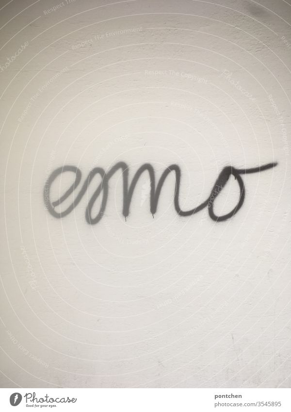 Graffitti Wort „Emo“ in schwarz auf weißer Wand. Jugendkultur. Emotionen. Modeerscheinung graffitti wort subkultur emotionen gefühle traurig mode Schreibfehler