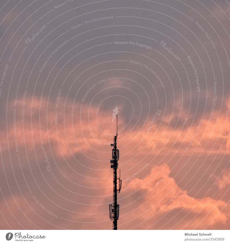 Sendemast vor wolkigem Hintergrund senden Kommunizieren Antenne Technik & Technologie Himmel Telekommunikation Menschenleer Tag Textfreiraum oben Außenaufnahme