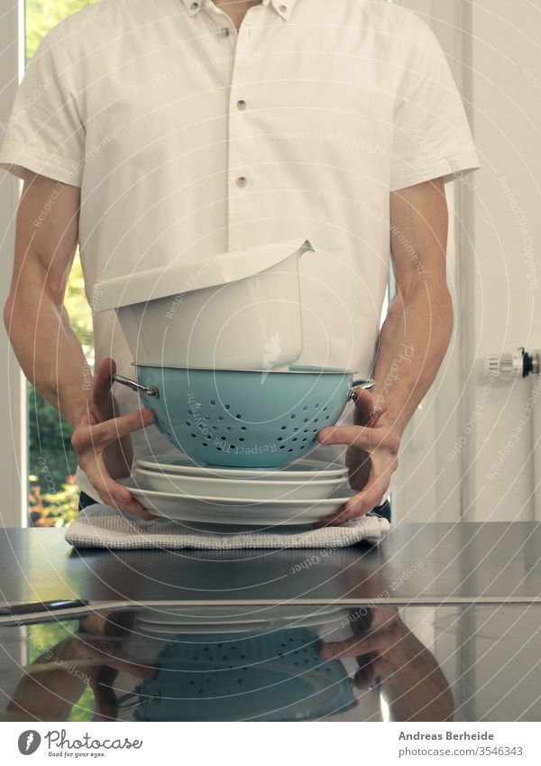 Ein Mann mittleren Alters in einer Küche Beteiligung Geschirrspülen Gerät Dienst tragen Ehemann Lächeln Waschbecken Europäer männlich Aktivität Haus