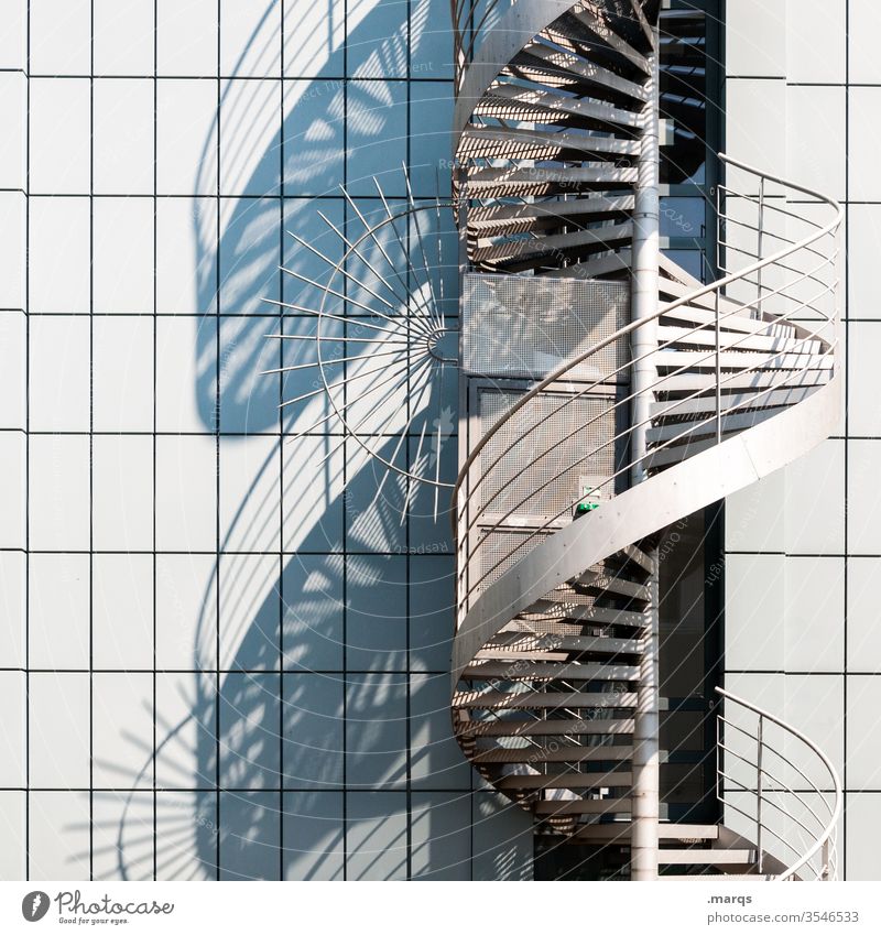 Wendeltreppe Treppe Architektur Bauwerk Spirale Gebäude Fassade Feuerleiter Schatten Strukturen & Formen Metalltreppe Außentreppe spiralförmig