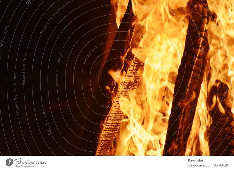 Nahaufnahme des Feuers zur Zeit des Festivals Lagerfeuer Brandwunde Gefahr Großbrand Freudenfeuer Flamme erwärmen heiß warm Hölle Lauffeuer brennbar Element