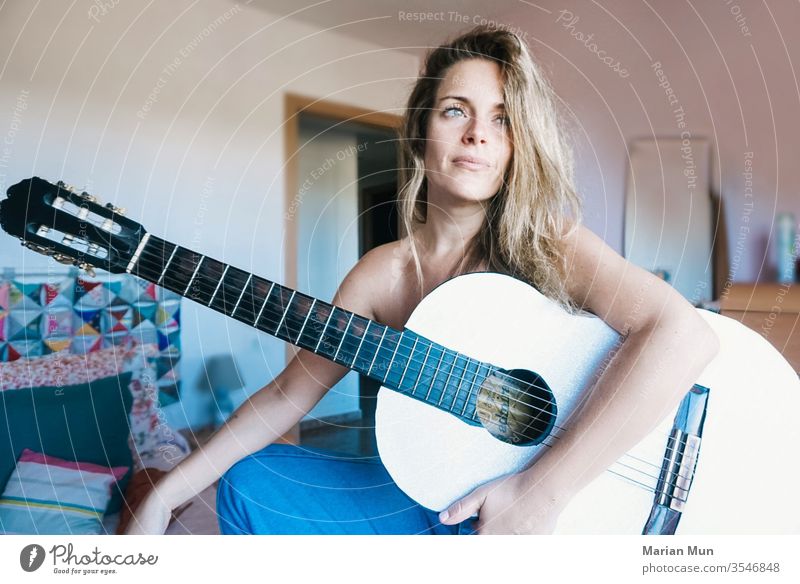 blondes Mädchen mit einer Gitarre Musik Blick Lifestyle Schönheit Sitzen