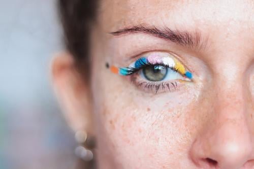 farbiger Eyeliner in einem Auge Make-up frei Hippie lustig Makeupartits Farben Kunst Liebe Schönheit grün