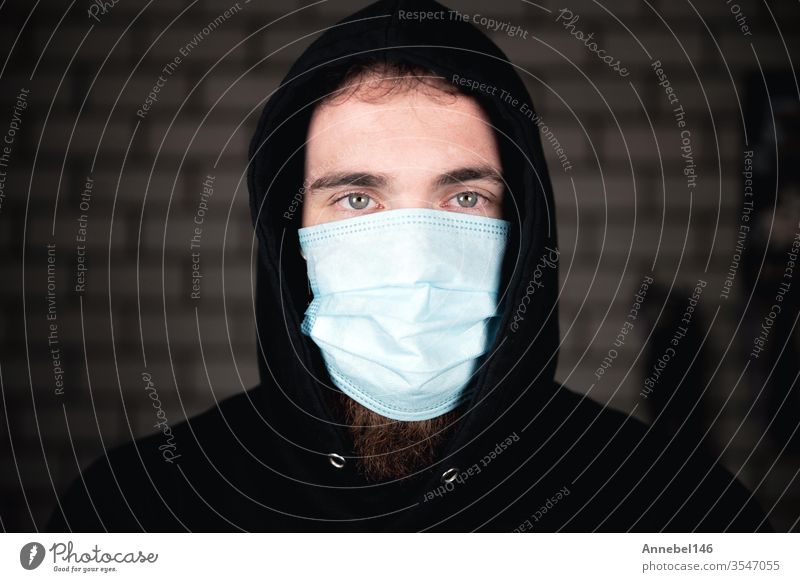 Porträt eines jungen Mannes mit medizinischer Schutzmaske für das Covid-19-Coronavirus-Konzept. Schützen Sie Ihre Gesundheit. Hintergrund covid-19 Business