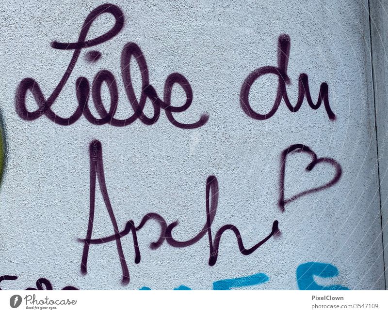 Liebesspruch als Graffiti Wand Schriftzeichen Buchstaben Wandmalereien Gefühle Romantik