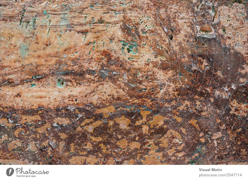 Abstraktes Detail einer Textur aus rotem Travertinmarmor abstrakt Kalkstein Farbe Murmel im Freien Außenseite urban Hintergrund Material strukturell geknackt