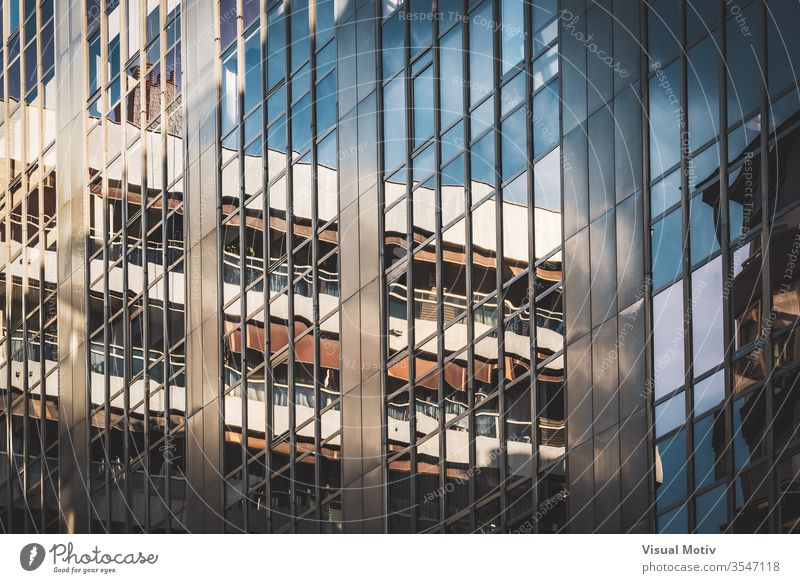 Glasfenster eines Bürogebäudes Gebäude Fassade Fenster Architektur architektonisch urban Metropolitan konstruiert Struktur geometrisch Formen erbaut abstrakt