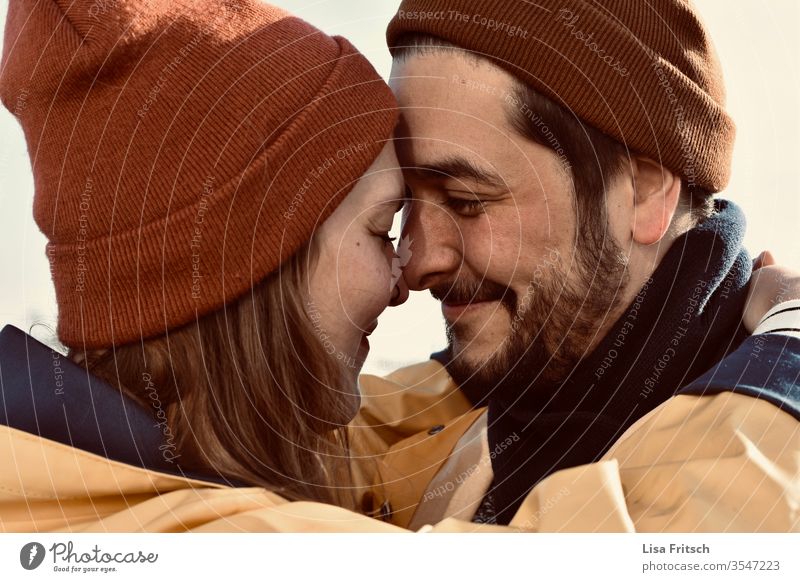 VERLIEBT - MÜTZEN - PAAR Augen geschlossen Verliebtheit hanseatisch Bart grinsen Treue Ehe Sicherheit Geborgenheit zuversicht Gelassenheit innig 30-45 Jahre