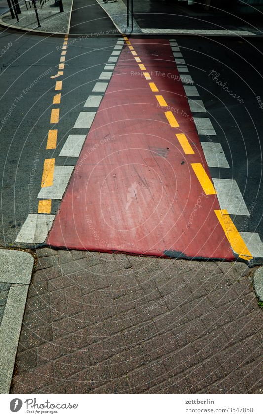 Fahrradweg und Bürgersteig fahrbahnmarkierung zweifel asphalt ecke entscheidung spaltung hinweis kante kurve alternative linie links navi navigation
