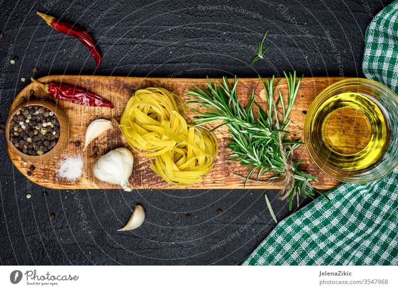 Hintergrund der italienischen Küche Rosmarin Bestandteil frisch Kraut roh organisch Essen zubereiten Lebensmittel grün Pflanze Natur Gewürz Gesundheit Knoblauch
