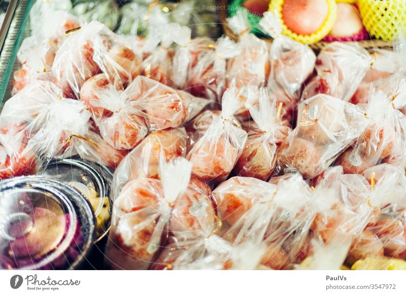 In Plastik verpackte Früchte Obst in Asien früchte obst markt vitrine plastik frisch vitamine mango essen Lebensmittel Frucht Ernährung Gesundheit Vitamine reif