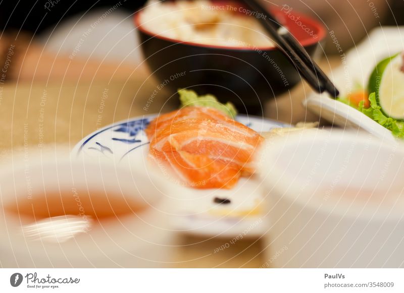 Lachs am Teller asien essen sushi lachs Stäbchen taiwan küche Sushi Reis Fisch Japan Nigiri Meeresfrüchte Lebensmittel Gesundheit Essstäbchen Ingwer Abendessen
