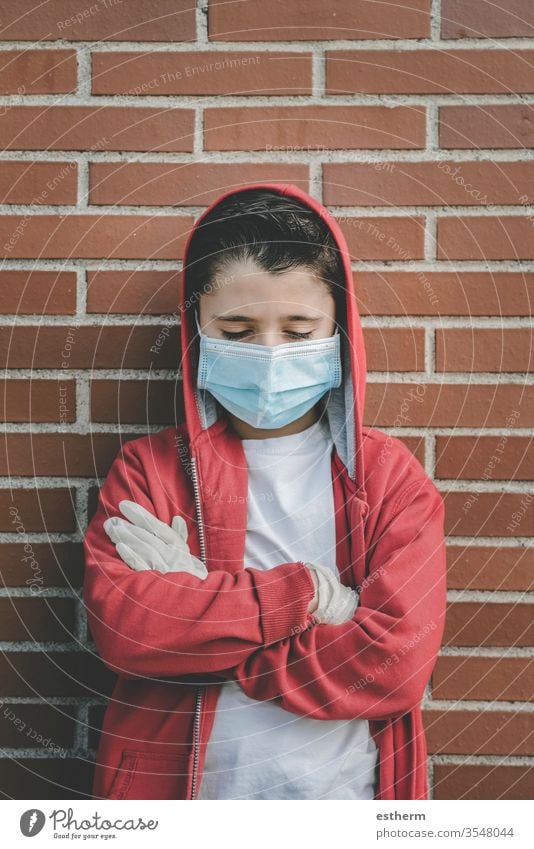 Coronavirus,trauriges Kind mit medizinischer Maske Virus Seuche Pandemie nachdenklich Quarantäne covid-19 Symptom Medizin Gesundheit Tod behüten Mundschutz