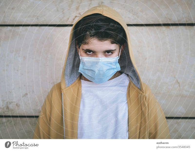 Coronavirus,wütender Junge mit medizinischer Maske Kind Virus Seuche Pandemie nachdenklich Quarantäne covid-19 Symptom Medizin Gesundheit Tod behüten Mundschutz