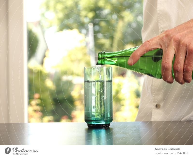 Mann mittleren Alters gießt Wasser in ein Glas Reinheit Gesundheitswesen aqua Fitness Wohlbefinden Mineral menschlich verschwommen Tisch Person durstig