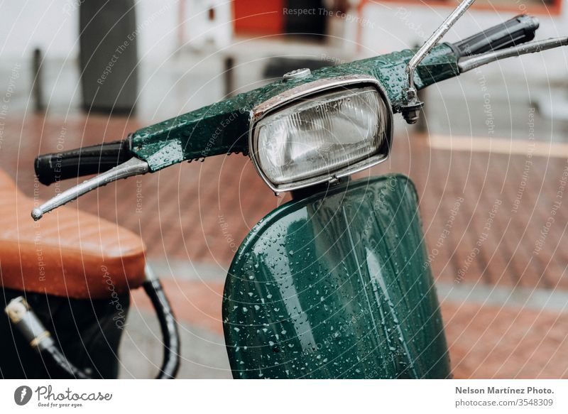 Klassischer grüner Vespa-Roller auf dem Bürgersteig geparkt. Großstadt Straße Motorrad urban Laufwerk Hintergrund Hipster Verkehr Ferien & Urlaub & Reisen