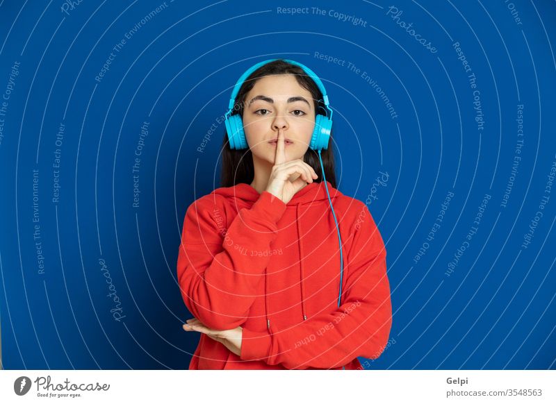 Brünettes junges Mädchen in rotem Trikot Person blau Musik genießen dj Kopfhörer zuhören Technik & Technologie modern Ohr entspannt Stille glauben Porträt