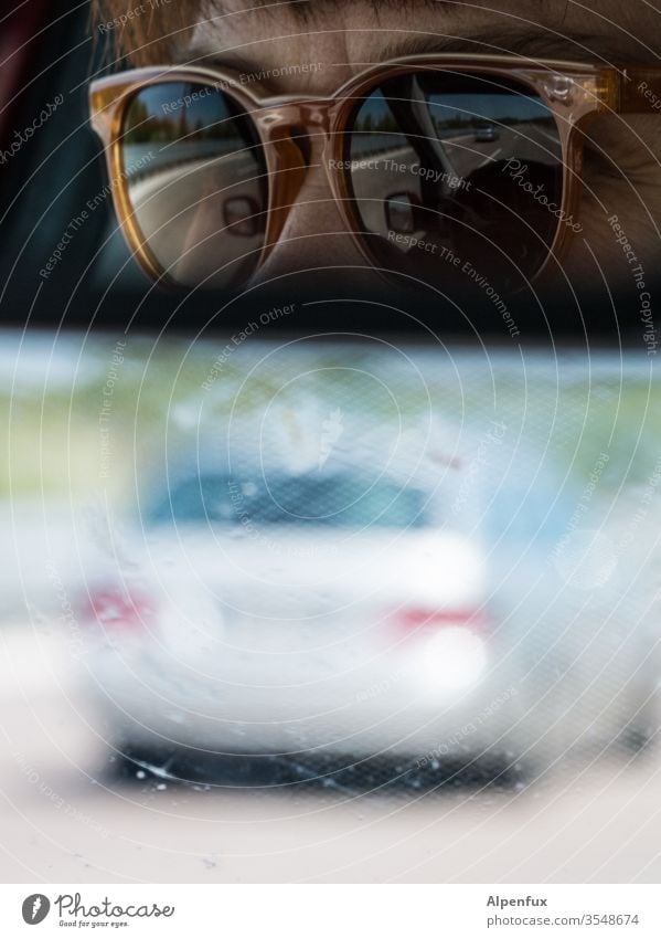 virtual reality Spiegelbild Verkehr Autofahren Rückspiegel PKW Verkehrsmittel Farbfoto Autobahn Geschwindigkeit Außenaufnahme Verkehrswege Bewegungsunschärfe