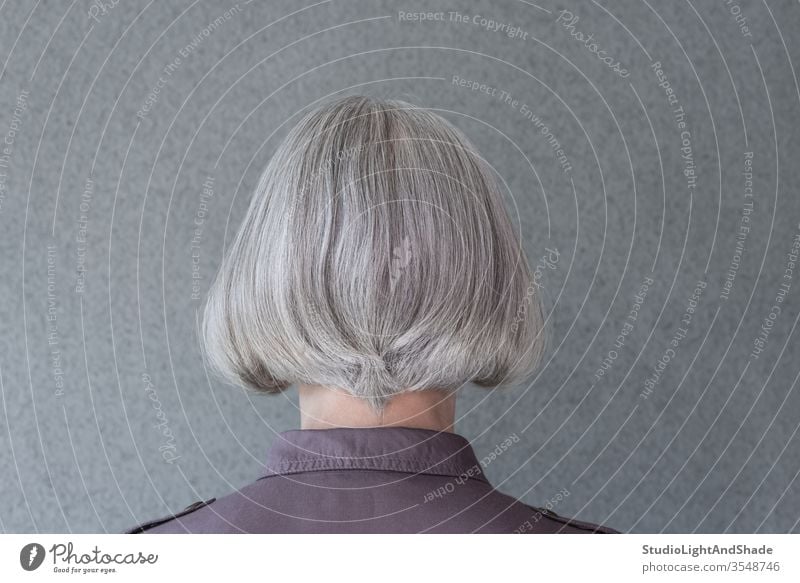 Silberhaarige Dame auf grauem Hintergrund Kopf Behaarung purpur Haarschnitt Frisur Person Frau 50s 60s feminin Mode modisch lässig Hemd Stil stylisch Friseur