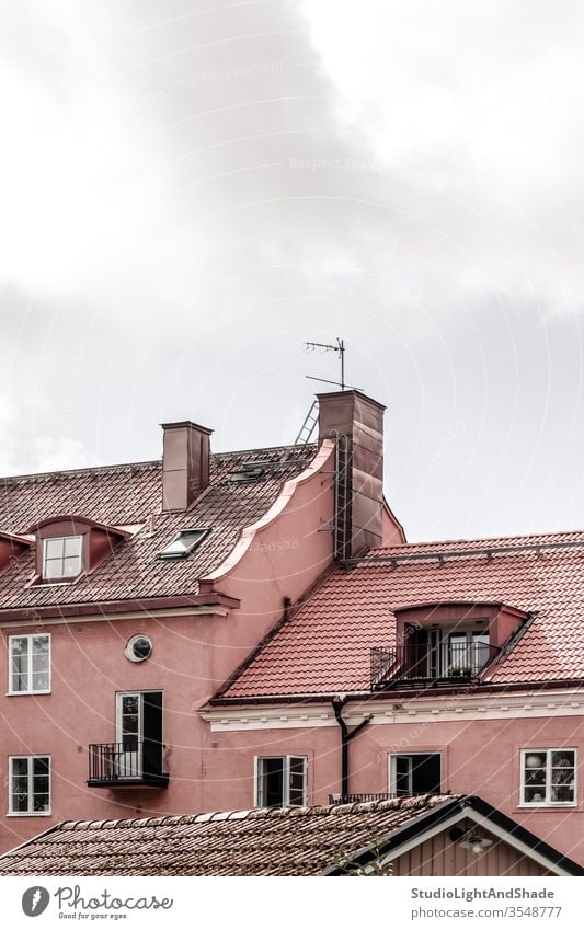 Gekachelte Dächer von rosa europäischen Gebäuden Dach Dachterrasse Fliesen u. Kacheln gekachelt Haus Häuser heimwärts Fenster im Freien Außenseite Schornstein