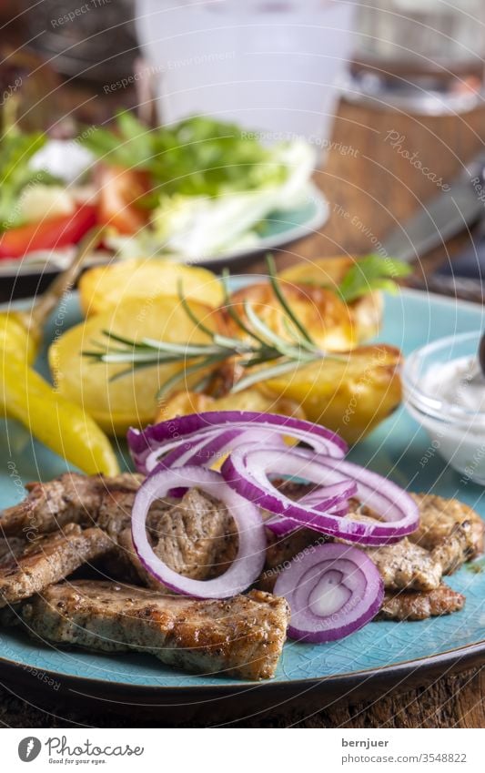 griechisches Gyros mit Salat und Ouzo ouzo Küche gebraten rustikal olive geröstet tzatziki Doner Set Tisch Fleisch traditionell Gericht Gurke Essen Brot