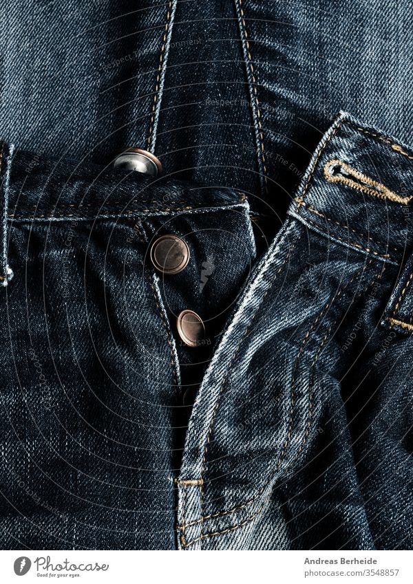 Textur von alten gebrauchten Jeans als Hintergrund blau Jeanshose Baumwolle abgenutzt Western Tapete schäbig Hose Bekleidung Fuge Nähen Makro lässig anhaben