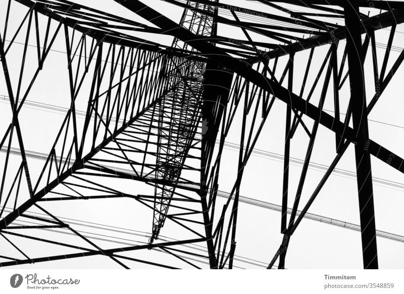 Unter dem Strommast stehen und hochschauen Mast Metall Konstruktion Himmel Energiewirtschaft Technik & Technologie Hochspannungsleitung Elektrizität Leitung