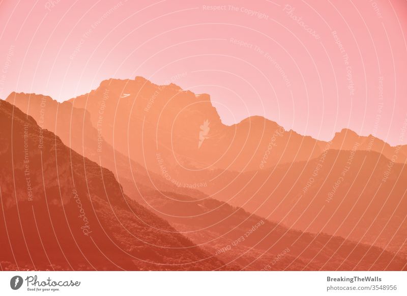 Sonnenuntergang oder Sonnenaufgang Luftperspektive Gebirgslandschaft mit klarem Himmel Kopierraum Berge u. Gebirge Ambitus Kamm Landschaft Antenne Perspektive