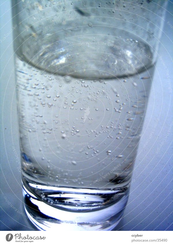 Glas Wasser nass kalt frisch trinken Alkohol Klarheit blau
